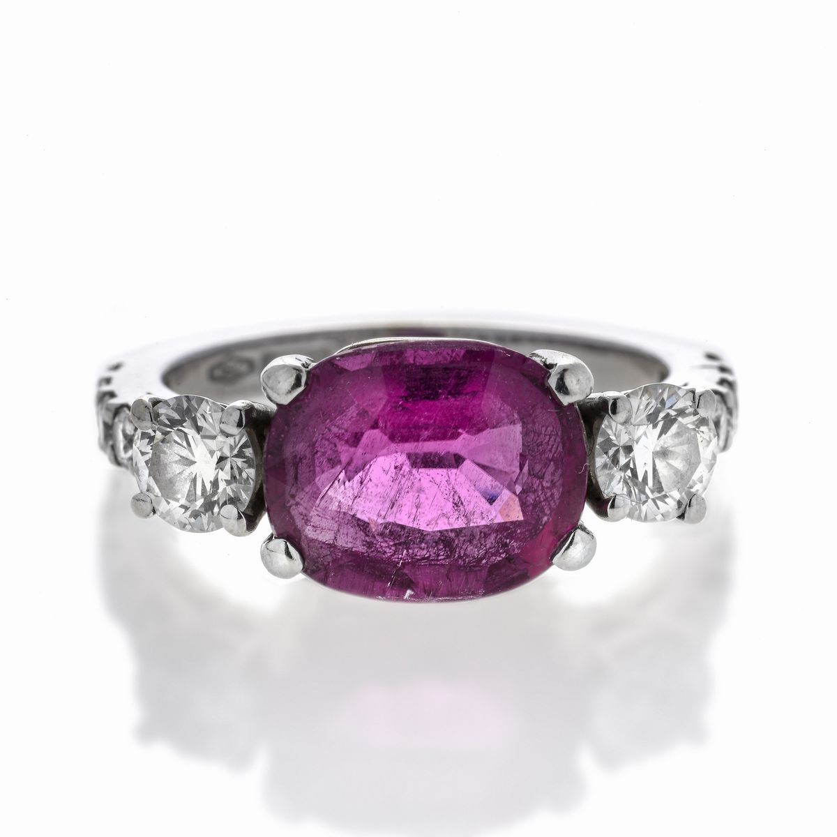 Anello in oro giallo, diamanti e tormalina rosa