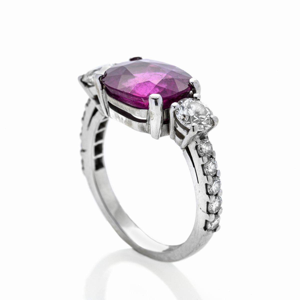 Anello in oro giallo, diamanti e tormalina rosa