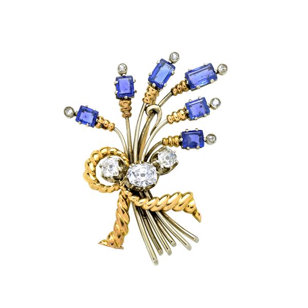 Flowers brooch in yellow gold, white gold, diamonds and sapphires