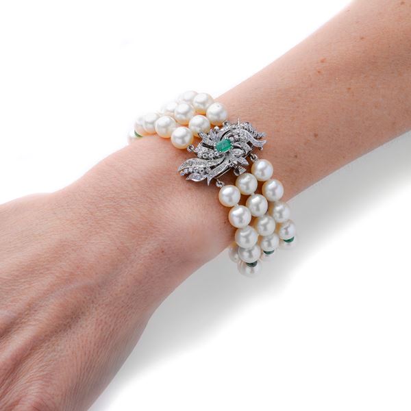Bracelet with cultured pearls in white gold, diamonds and emeralds