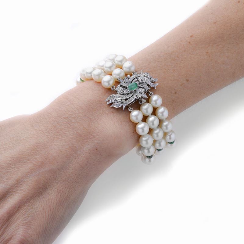 Bracciale con perle coltivate in oro bianco, diamanti e smeraldi