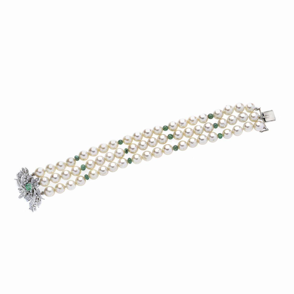 Bracciale con perle coltivate in oro bianco, diamanti e smeraldi