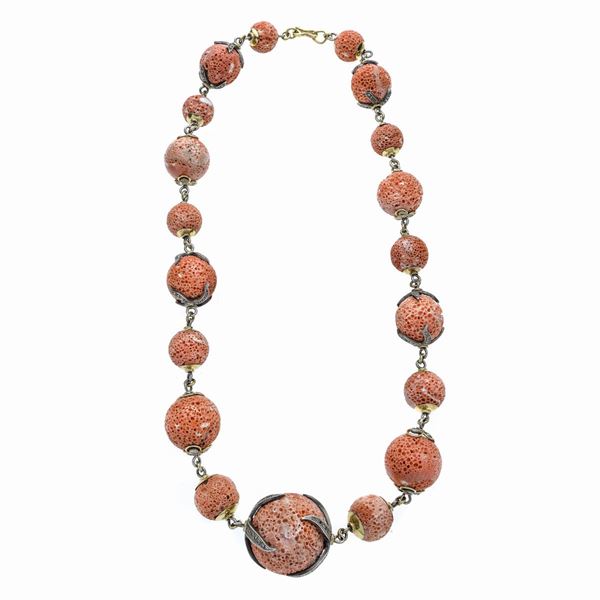 Grande collana in corallo rosa, oro giallo, argento e diamanti  (Anni Sessanta)  - Asta Asta di Gioielli Antichi, Moderni e Orologi - Curio - Casa d'aste in Firenze