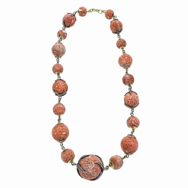 Grande collana in corallo rosa, oro giallo, argento e diamanti
