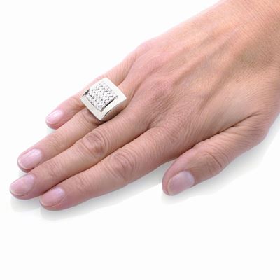 Anello a Scudo in Oro Bianco e Diamanti