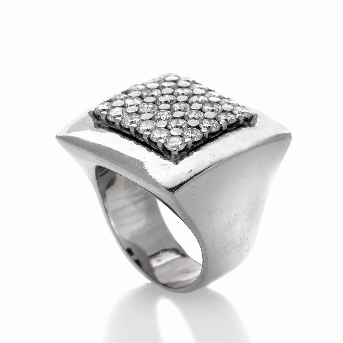 Anello a Scudo in Oro Bianco e Diamanti