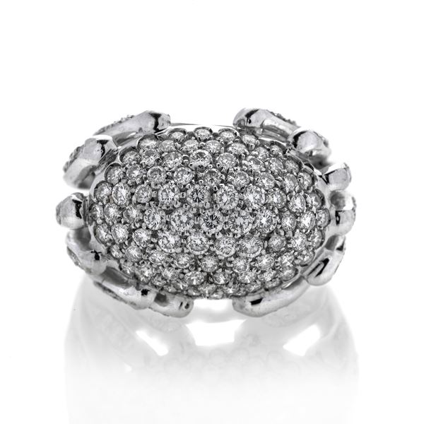 Large ring in white gold and diamonds