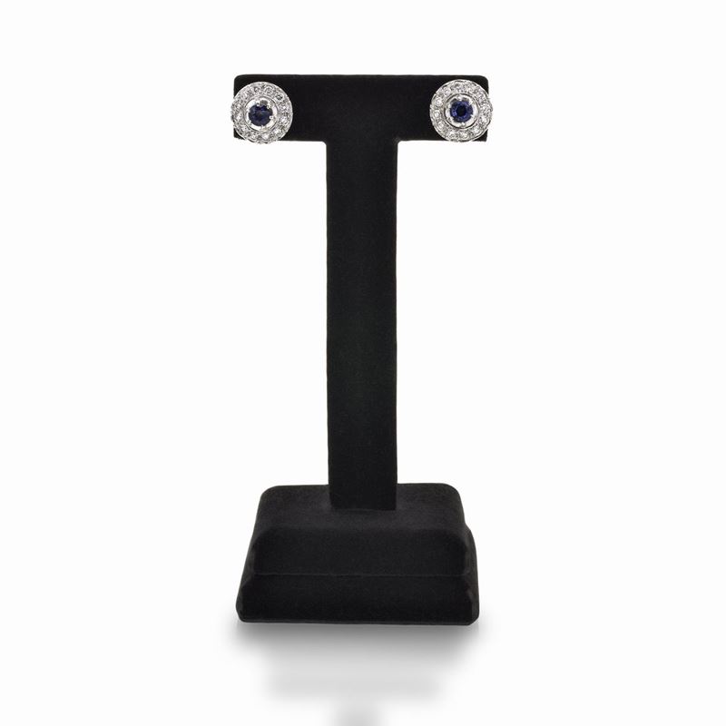 Paio di orecchini in oro bianco, diamanti e zaffiri