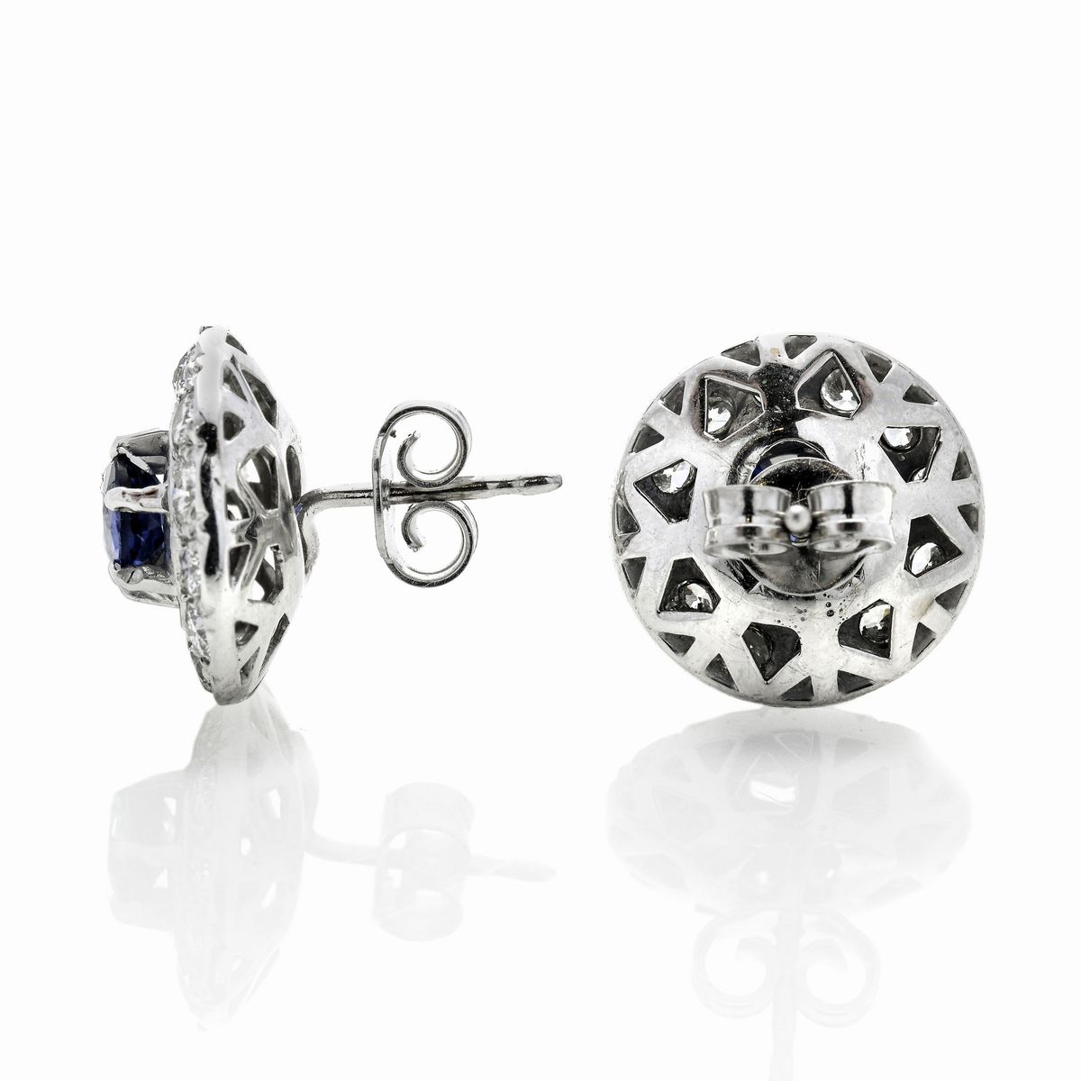 Paio di orecchini in oro bianco, diamanti e zaffiri