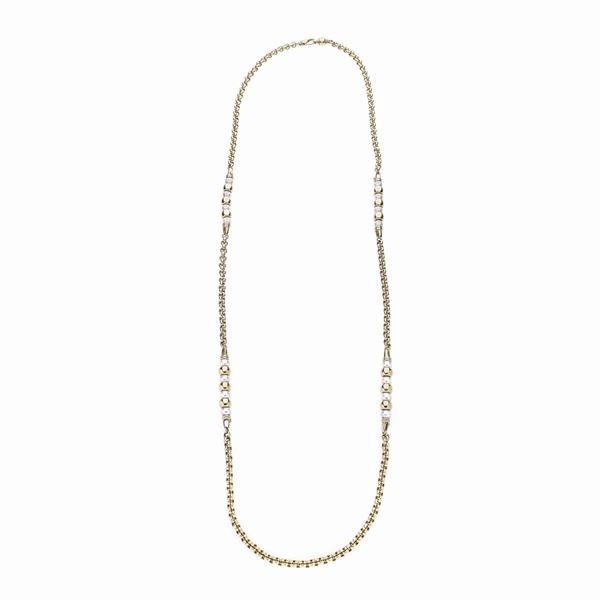 Lunga collana in oro giallo e perle coltivate