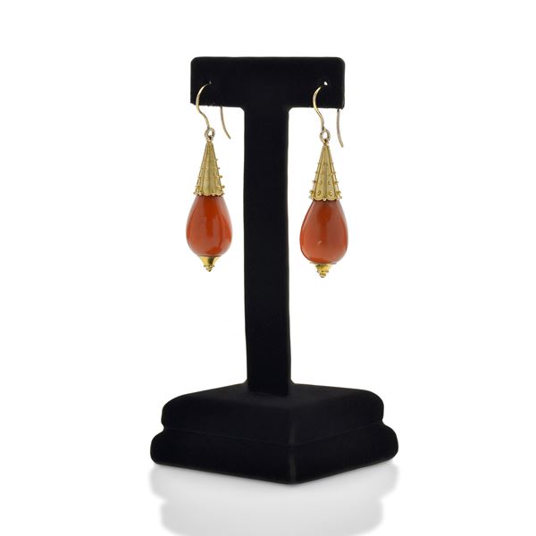 Pair of pendant earrings in yellow gold and pink coral
