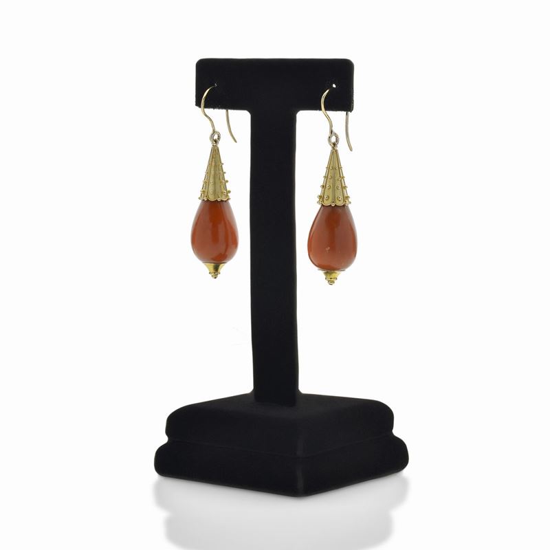 Paio di orecchini pendenti in oro giallo e corallo rosa