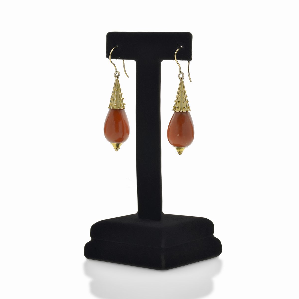 Paio di orecchini pendenti in oro giallo e corallo rosa