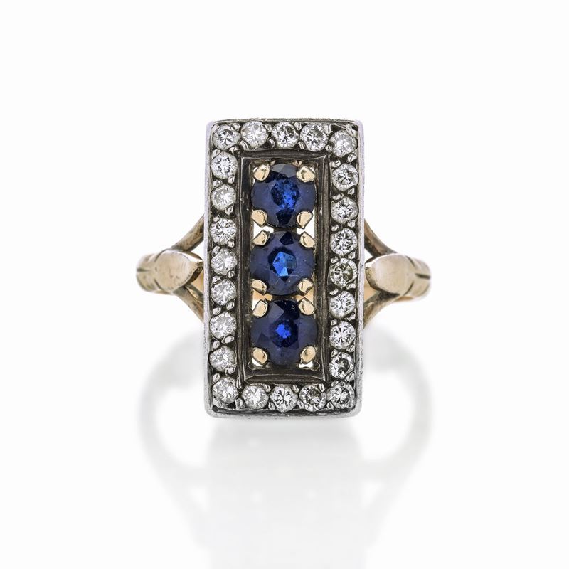 Anello in oro giallo, argento, diamanti e zaffiri