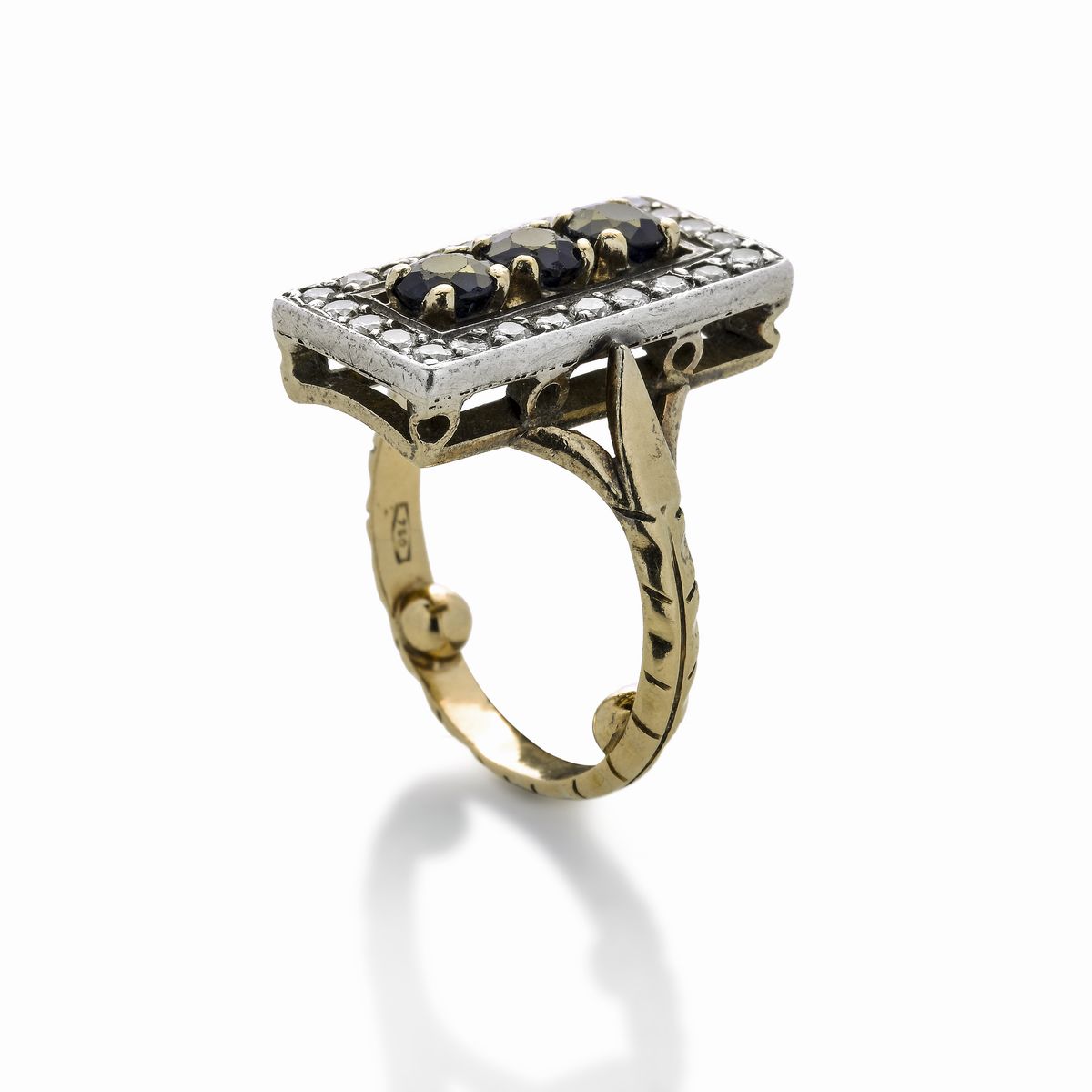 Anello in oro giallo, argento, diamanti e zaffiri