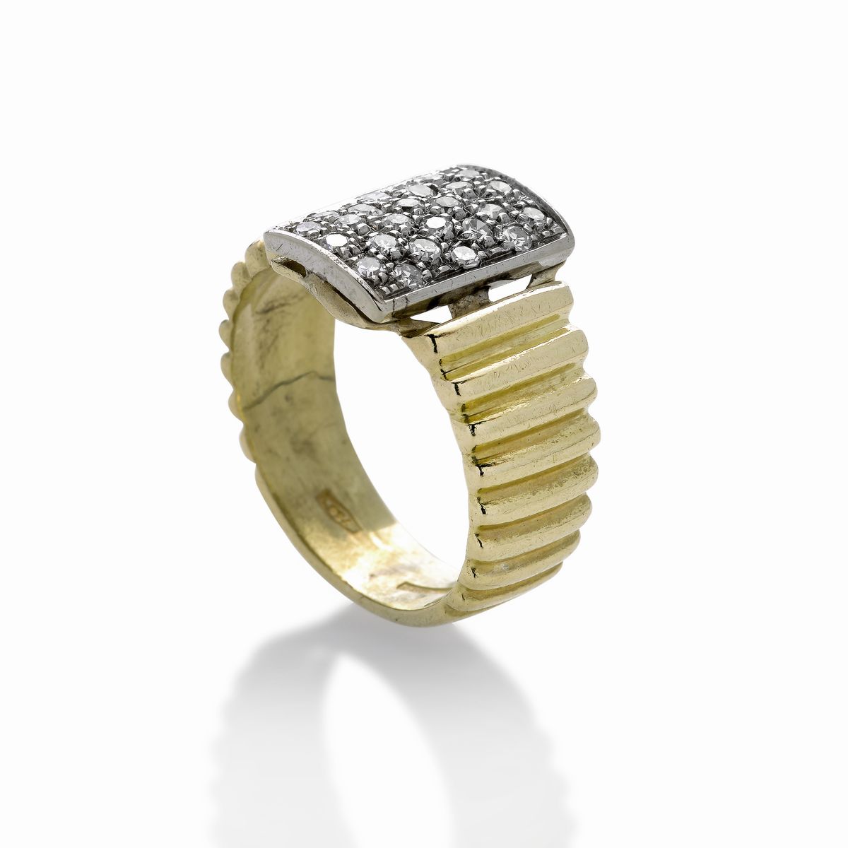 Anello in oro giallo, oro bianco e diamanti