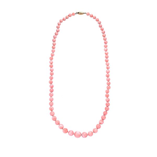 Necklace in pink coral and yellow gold
