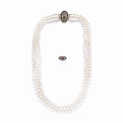Lunga Collana in Perle Coltivate, Oro Giallo e Rubino e Anello