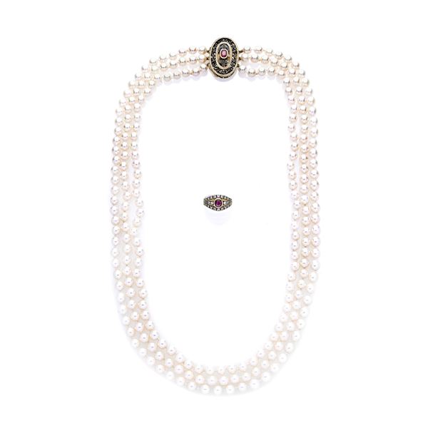 Long necklace in cultured pearls, yellow gold and ruby and ring