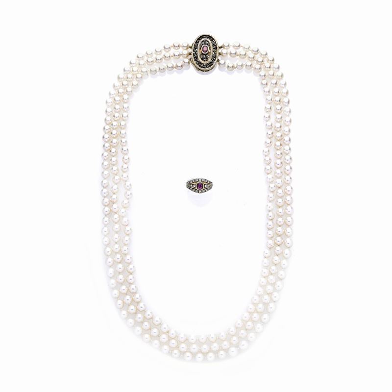 Lunga Collana in Perle Coltivate, Oro Giallo e Rubino e Anello