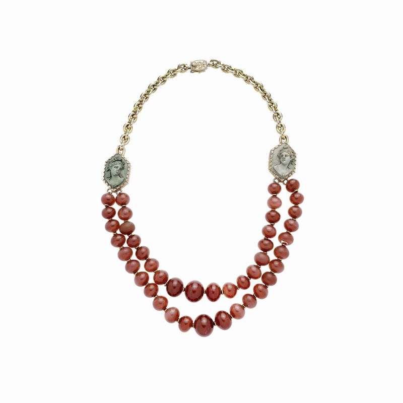 Collana in oro giallo, cammei in lava e vetro