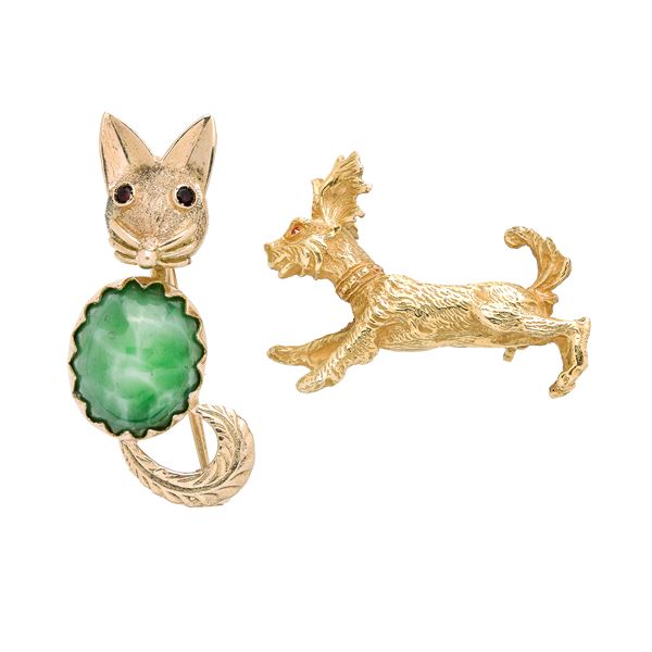 Two animal brooches in yellow gold and green stone
