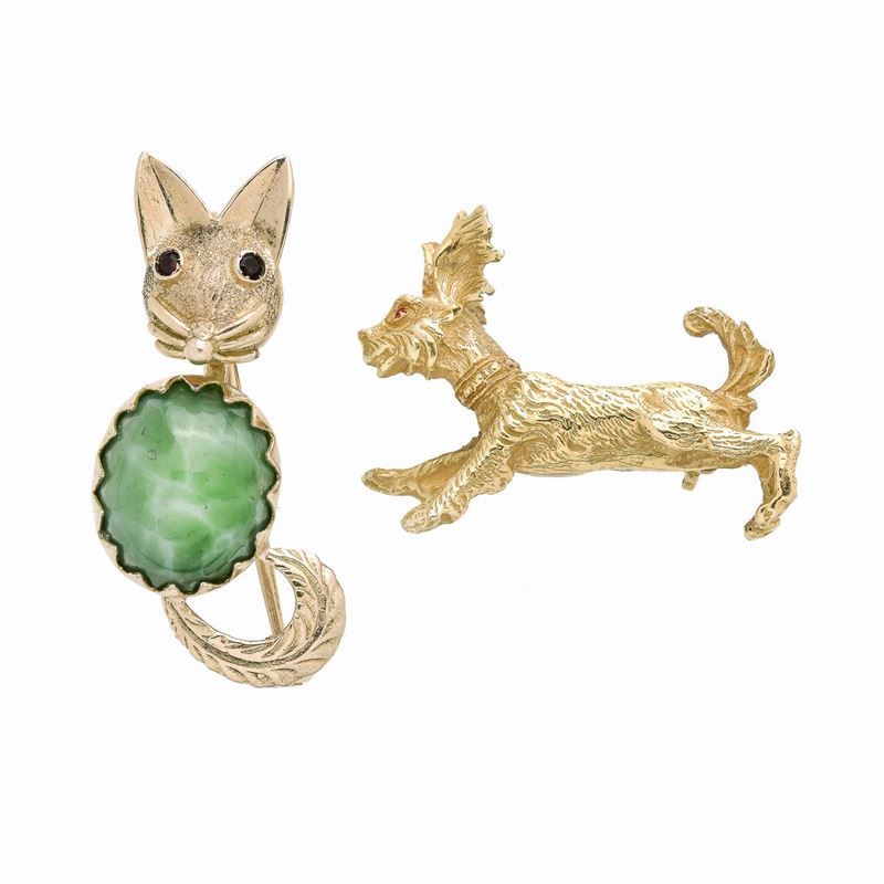 Due spille animalier in oro giallo e pietra verde