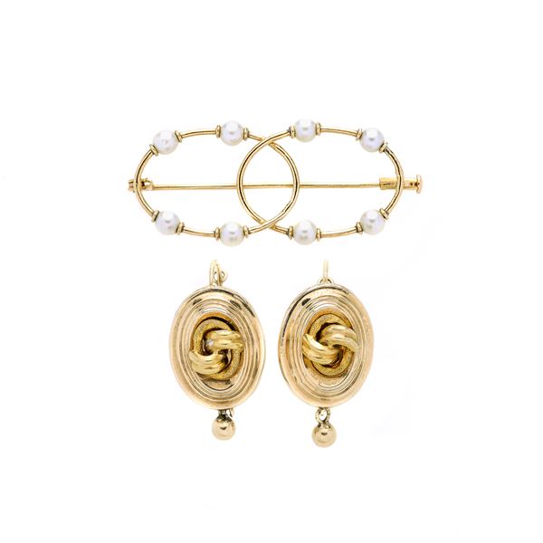 Pair of earrings and brooch in yellow gold, low title gold and pearls  (Forties- Fifties)  - Auction Auction of Antique Jewelry, Modern and Watches - Curio - Casa d'aste in Firenze