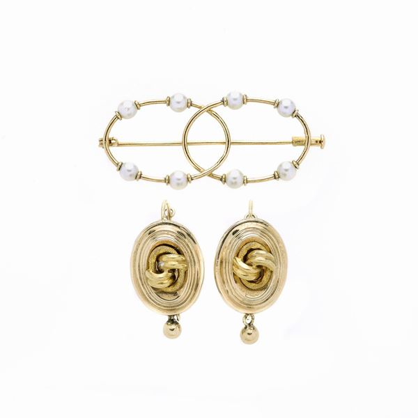 Pair of earrings and brooch in yellow gold, low title gold and pearls
