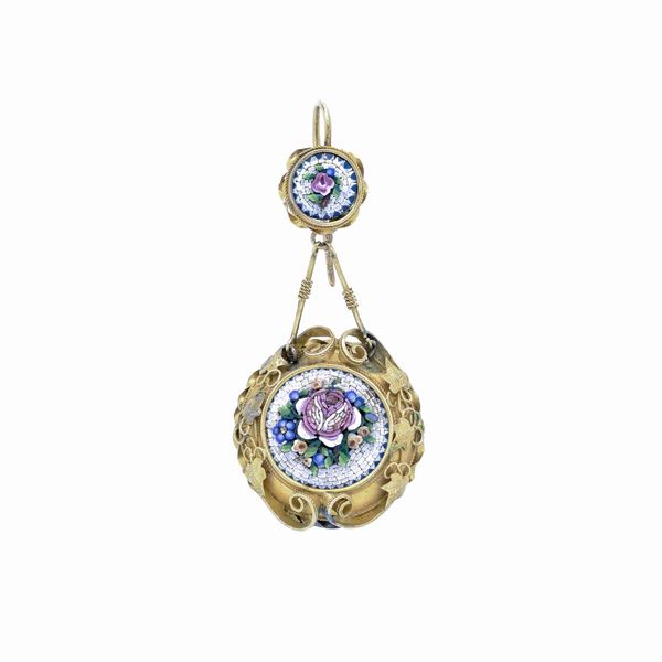 Earring in yellow gold and micromosaic with roses