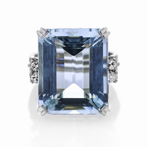 Anello in oro bianco, diamanti e acquamarina