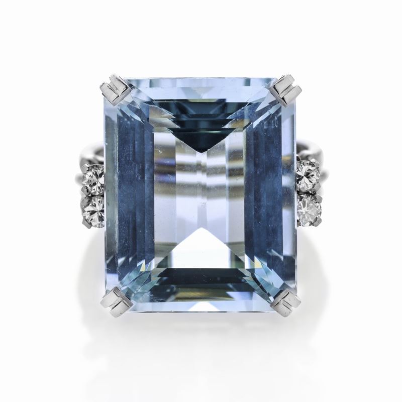Anello in oro bianco, diamanti e acquamarina
