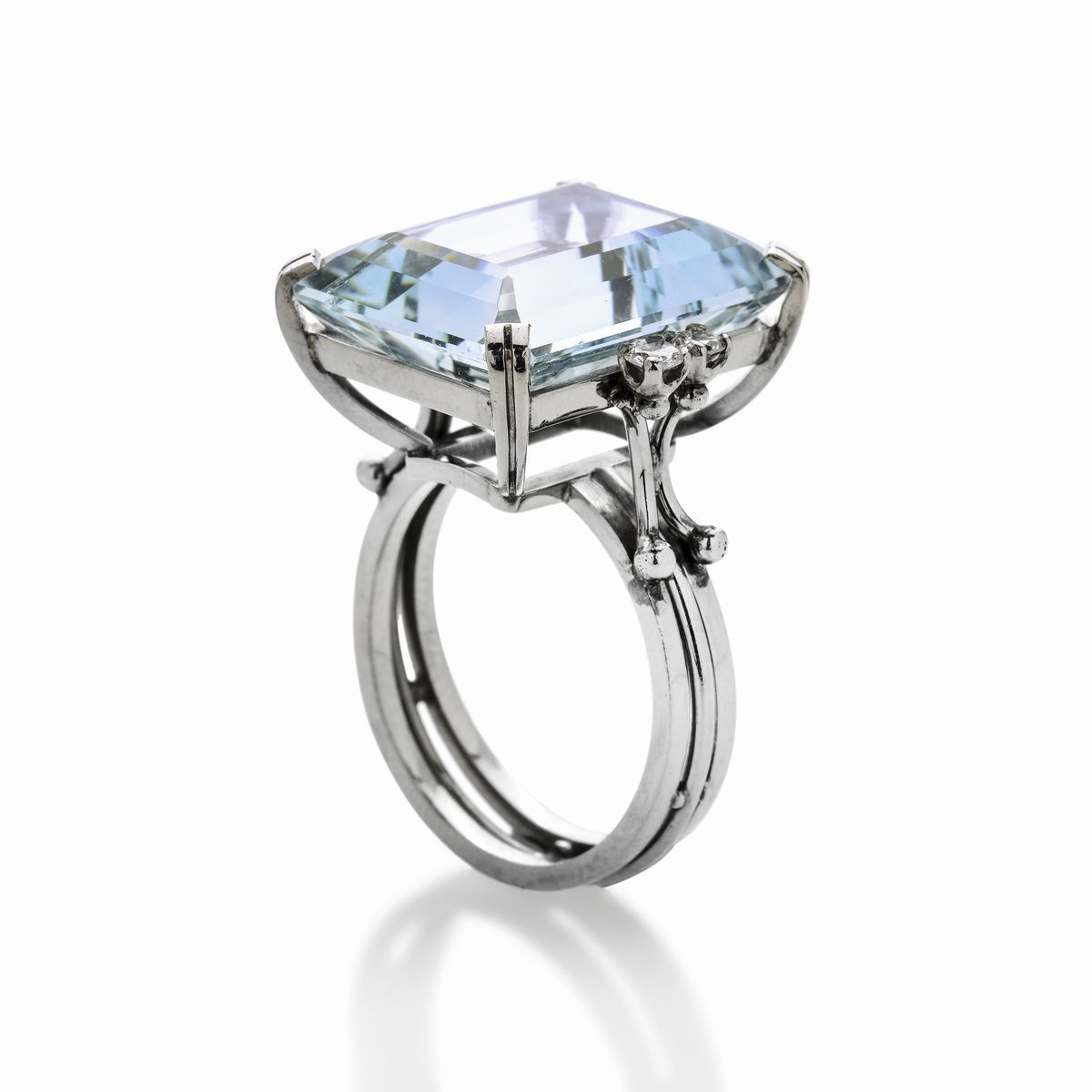 Anello in oro bianco, diamanti e acquamarina