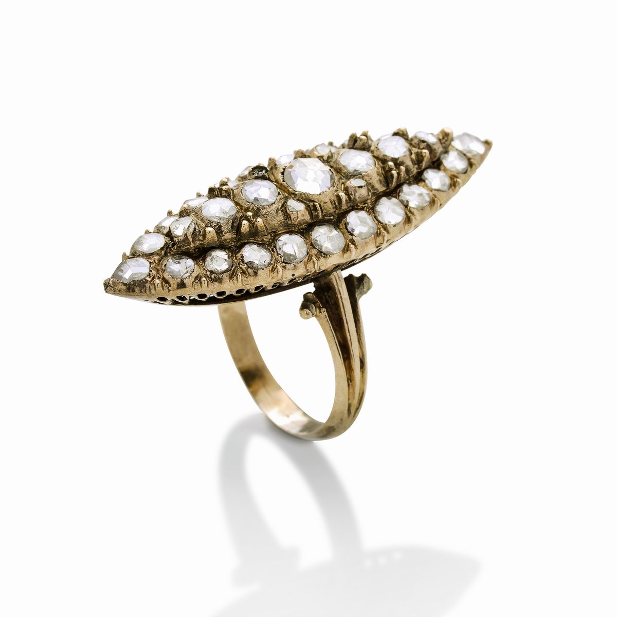 Anello a losanga in oro a basso titolo e diamanti