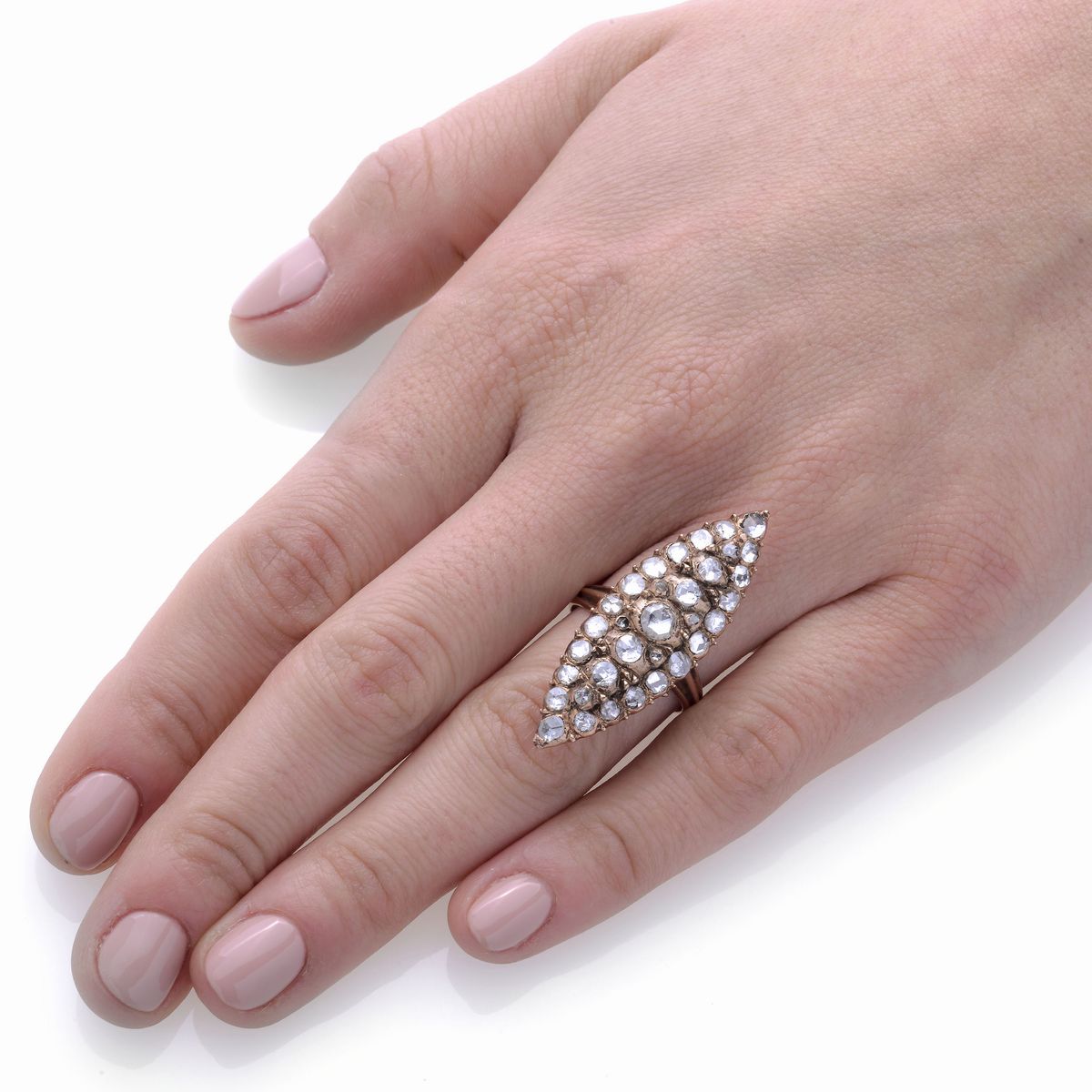 Anello a losanga in oro a basso titolo e diamanti