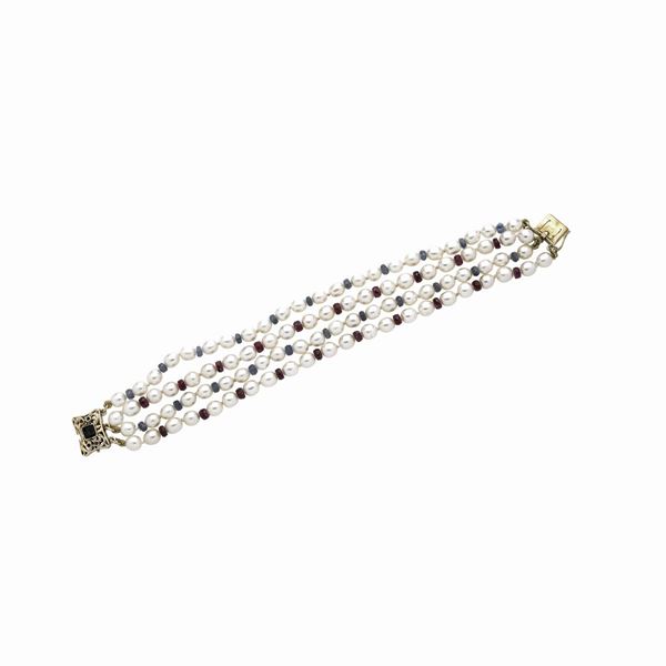 Bracciale in oro giallo, perle coltivate, rubini e zaffiri