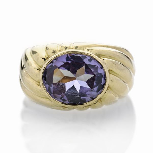 Anello in oro giallo e pietra viola