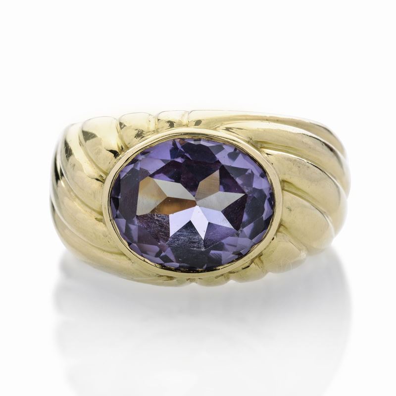 Anello in oro giallo e pietra viola