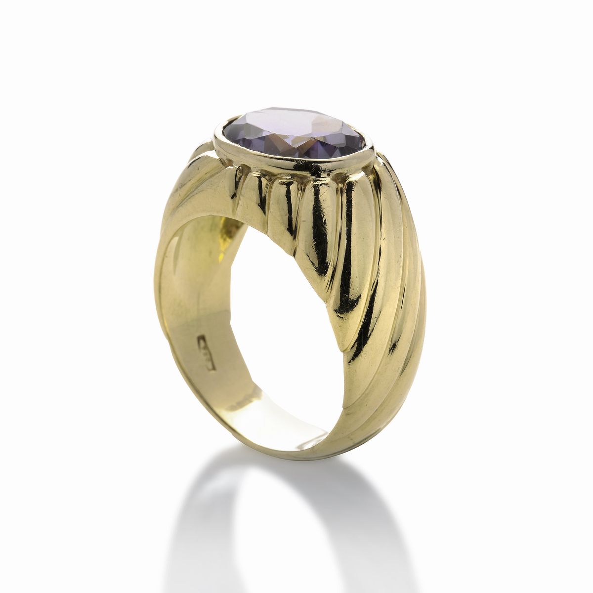 Anello in oro giallo e pietra viola
