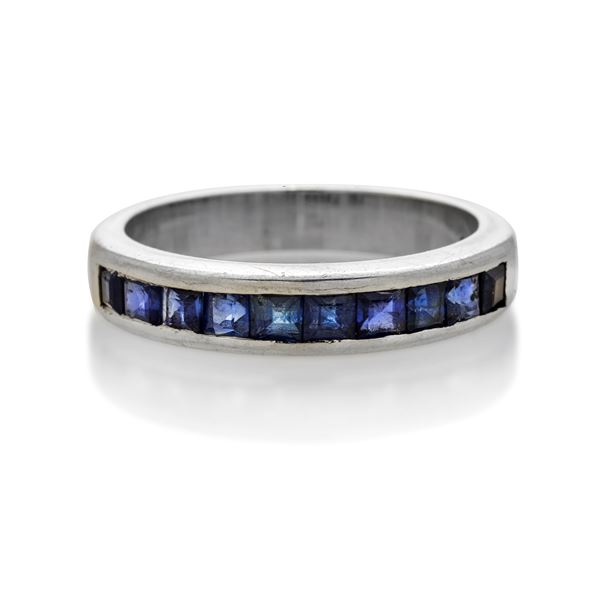 Band ring in white gold and sapphires