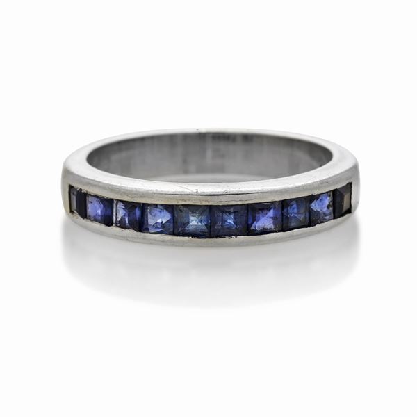 Band ring in white gold and sapphires