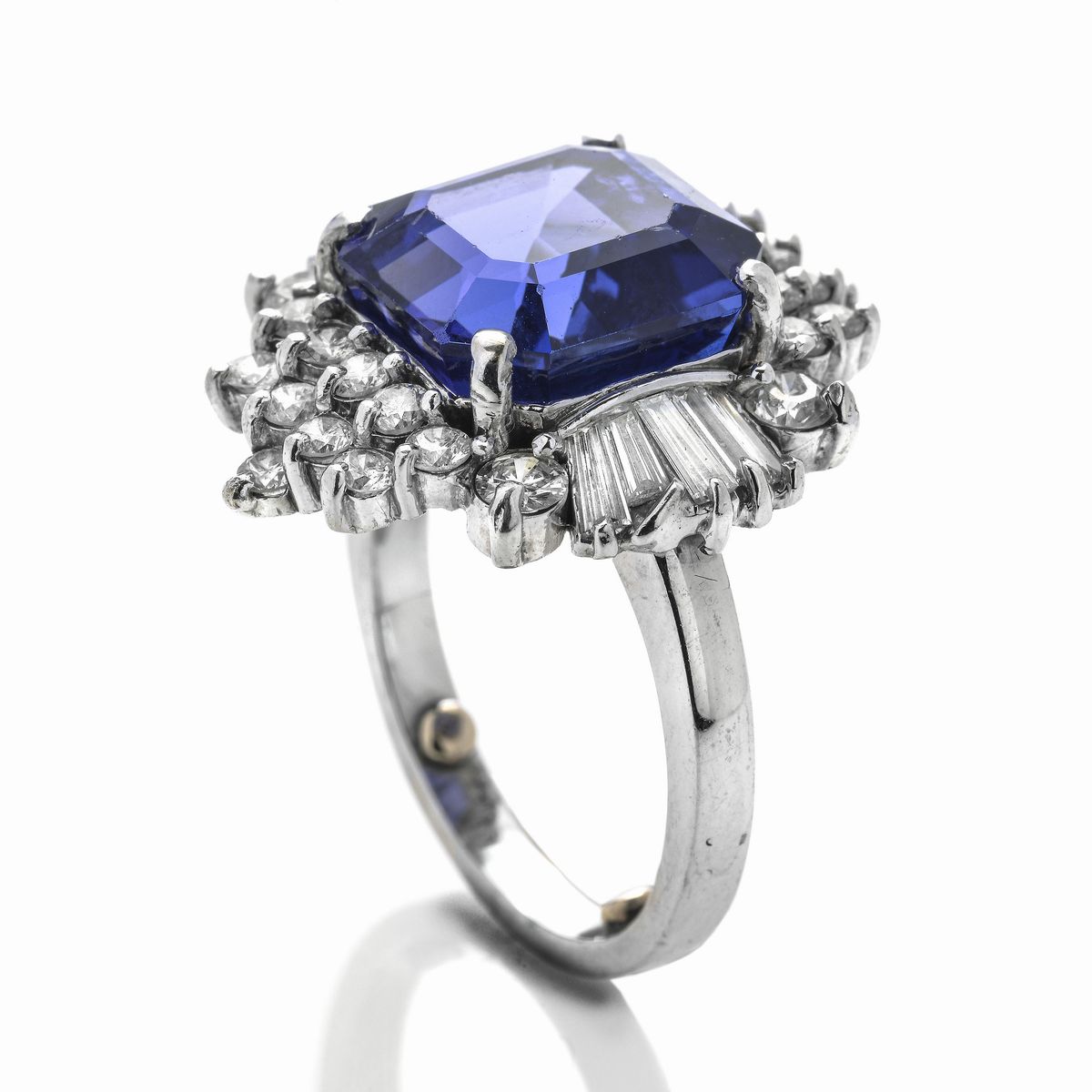 Anello in oro bianco, diamanti e Tanzanite naturale