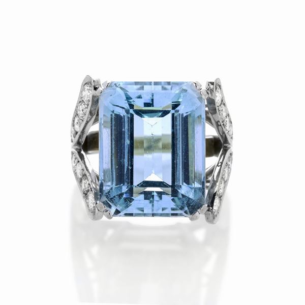 Grande anello in oro bianco, diamanti e acquamarina