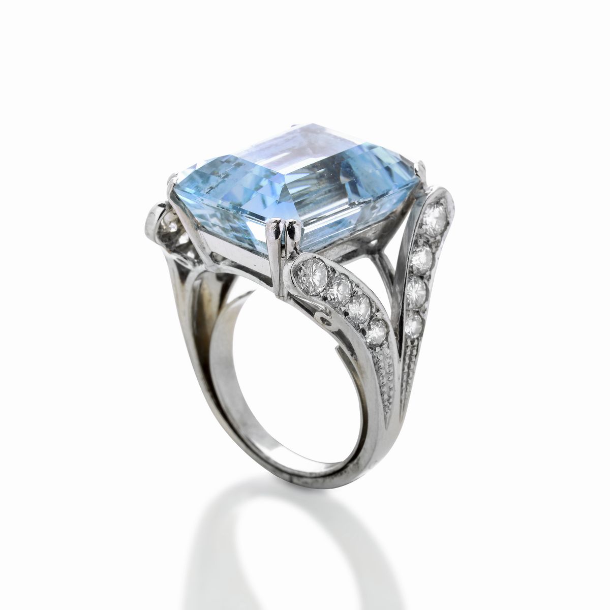 Grande anello in oro bianco, diamanti e acquamarina
