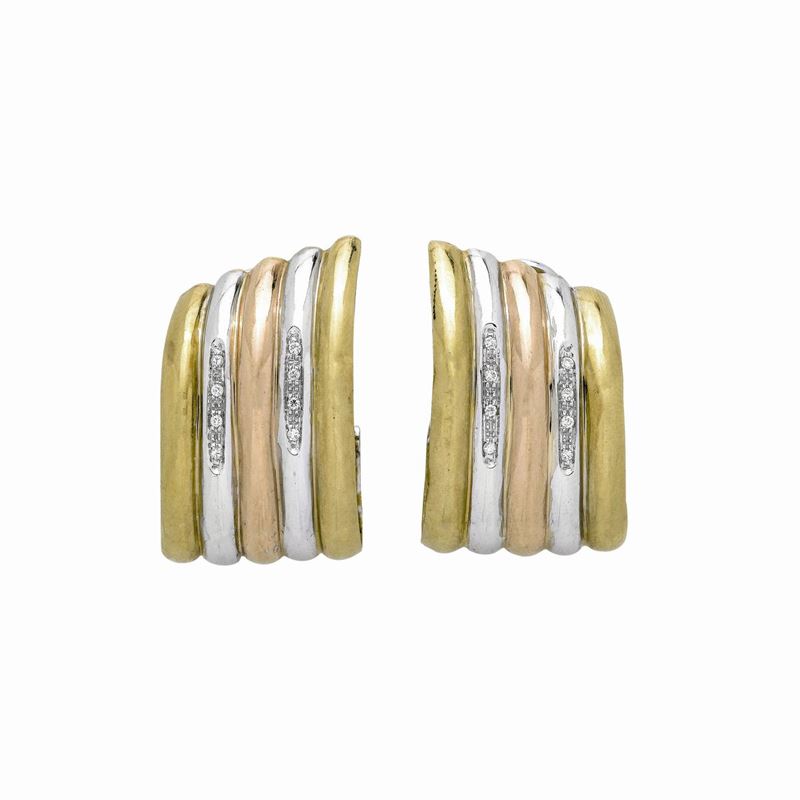 Paio di grandi orecchini pendenti in oro giallo, oro bianco, oro rosa e diamanti