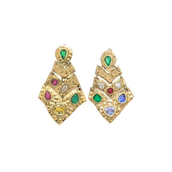 Paio di orecchini pendenti in oro giallo, smeraldi, diamanti, rubini e quarzi