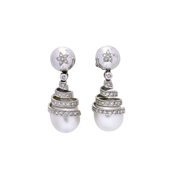 Paio di orecchini pendenti in oro bianco, diamanti e perle coltivate