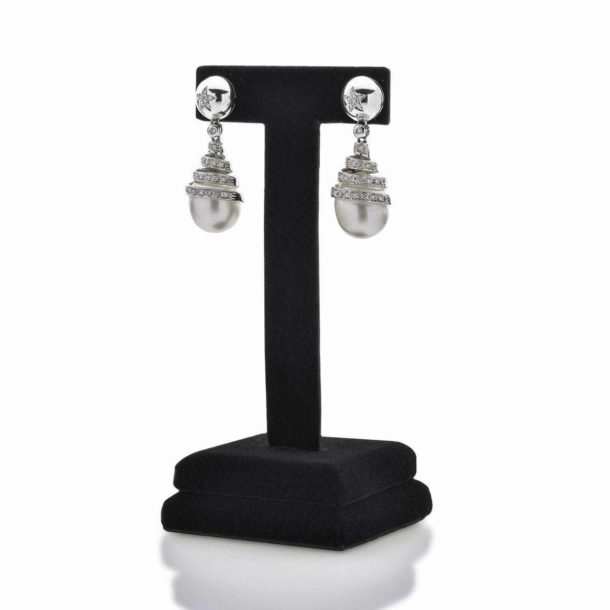 Paio di orecchini pendenti in oro bianco, diamanti e perle coltivate