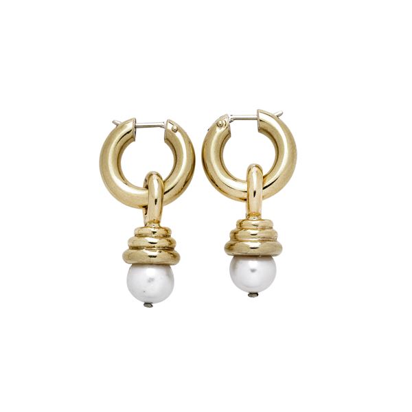 Pair of pendant earrings in yellow gold and cultured pearl