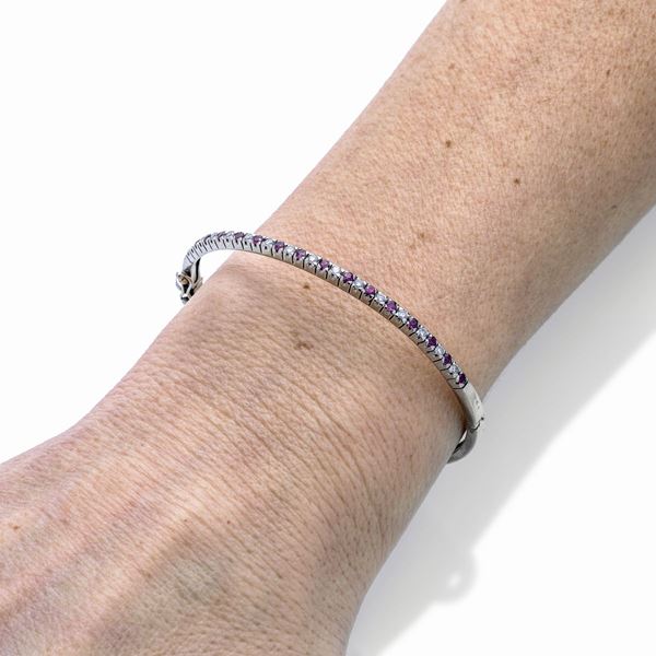 Bracciale rigido in oro bianco, diamanti e rubini